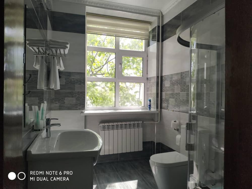 Kok-Art Hotel Jalal-Abad Esterno foto